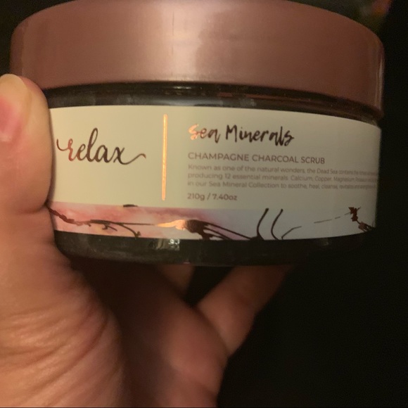 Manna Kadar Beauty Champagne Charcoal Scrub - Picture 2 of 3